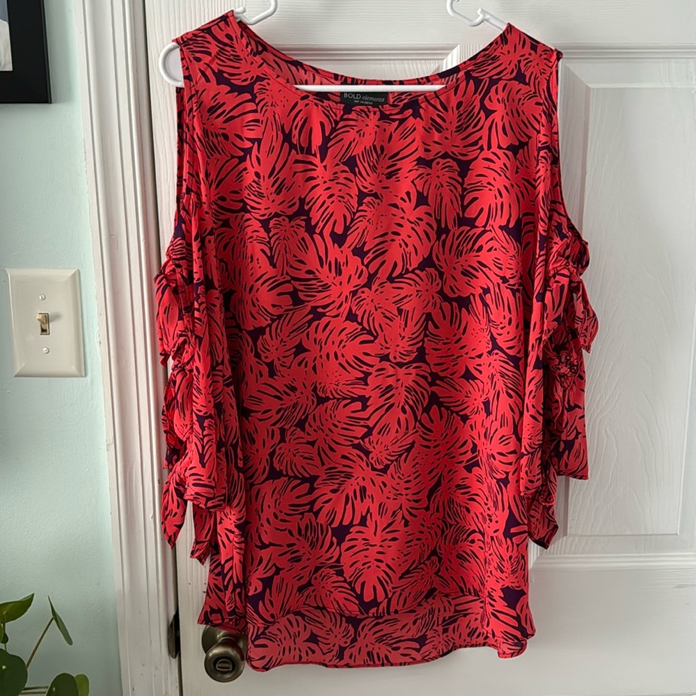 BOLD ELEMENTS CUT TO CURVE BLOUSE